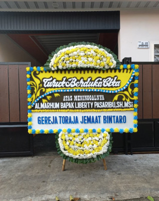 Papan Bunga Duka di Sumber Agung