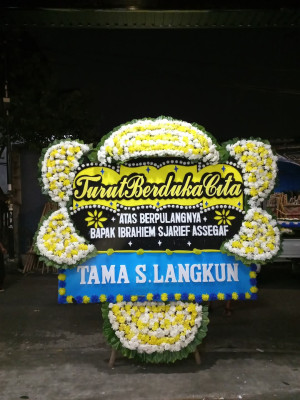 Papan Bunga Duka di Sumber Agung